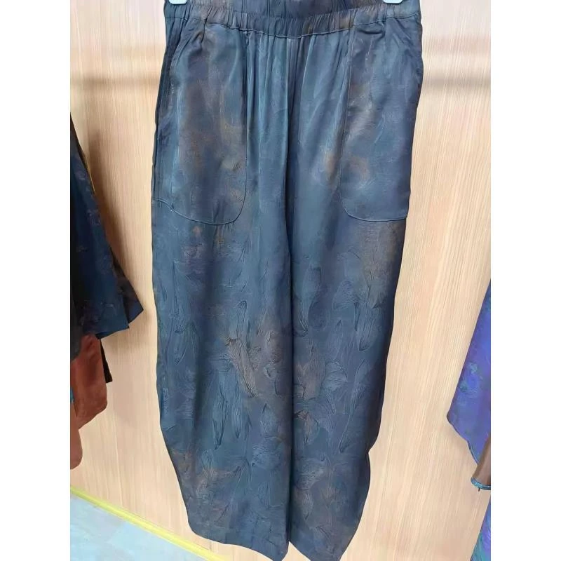 蓝韵流纹提花阔腿裤 —— 蓝裤织就自然纹，行走间漾东方意