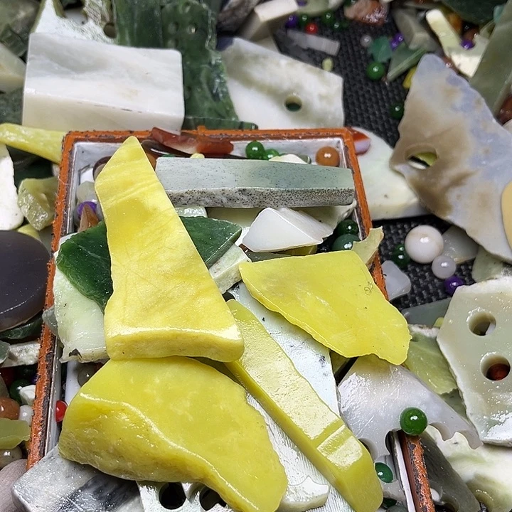 未镶嵌透闪石质玉珠宝奇石动****出