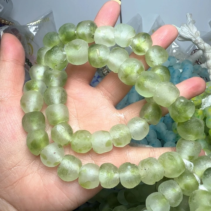 琉璃颈饰1441。    一条