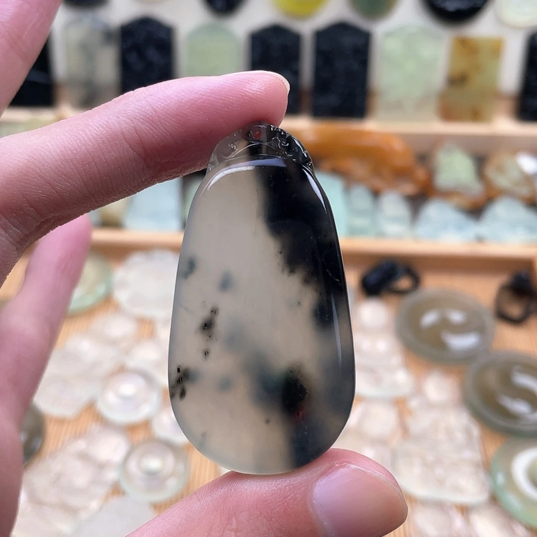 丘****蛇纹石玉未镶嵌颈饰