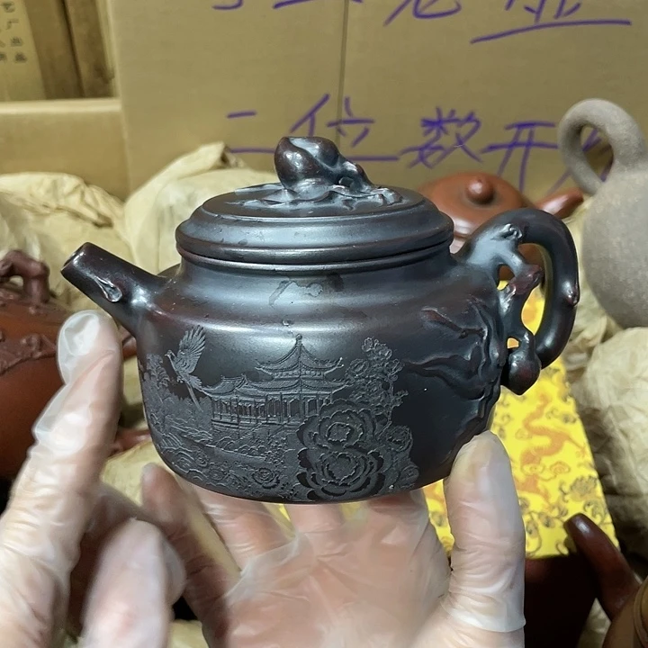 茶壶紫砂矿泥料，手工制作的一把紫砂壶。