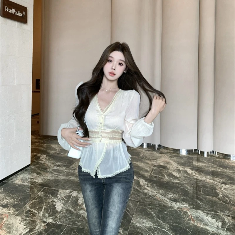 法式V领蕾丝花边拼接衬衣设计感灯笼袖短款绝美上衣洋气衣服女