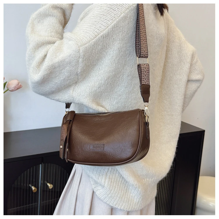 今年流行波士顿包包2025新款小众设计师复古单肩斜挎包纯色枕头包