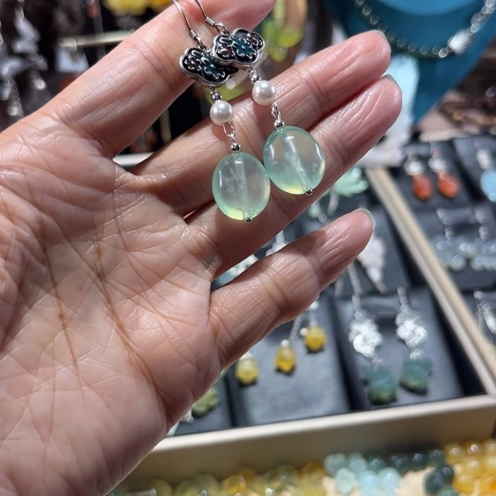 未镶嵌蛇纹石玉耳饰