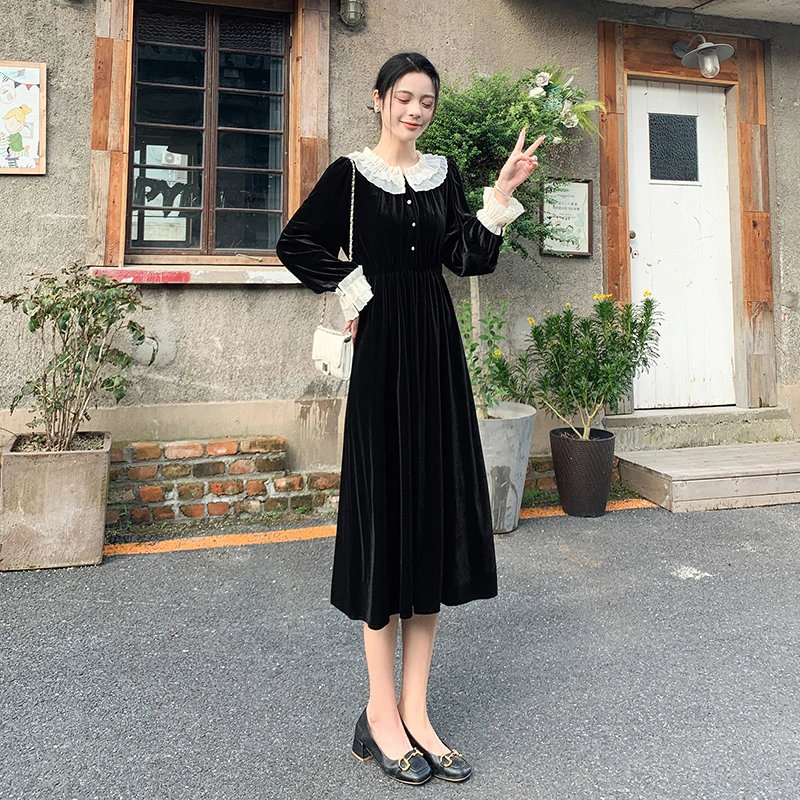 黑色丝绒连衣裙2025春秋新款女赫本风小黑裙娃娃领长袖气质长裙