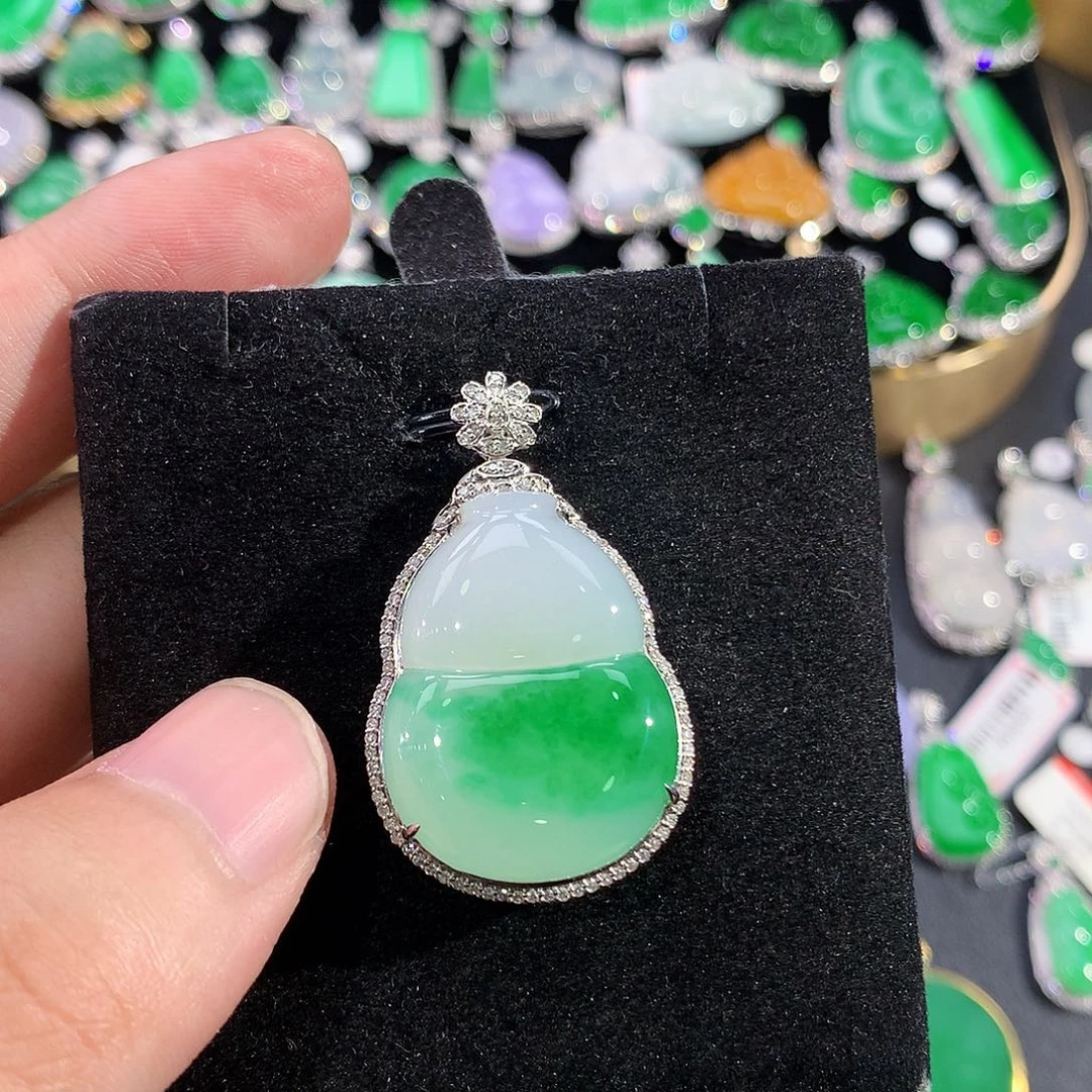 翡翠18K金镶嵌颈饰