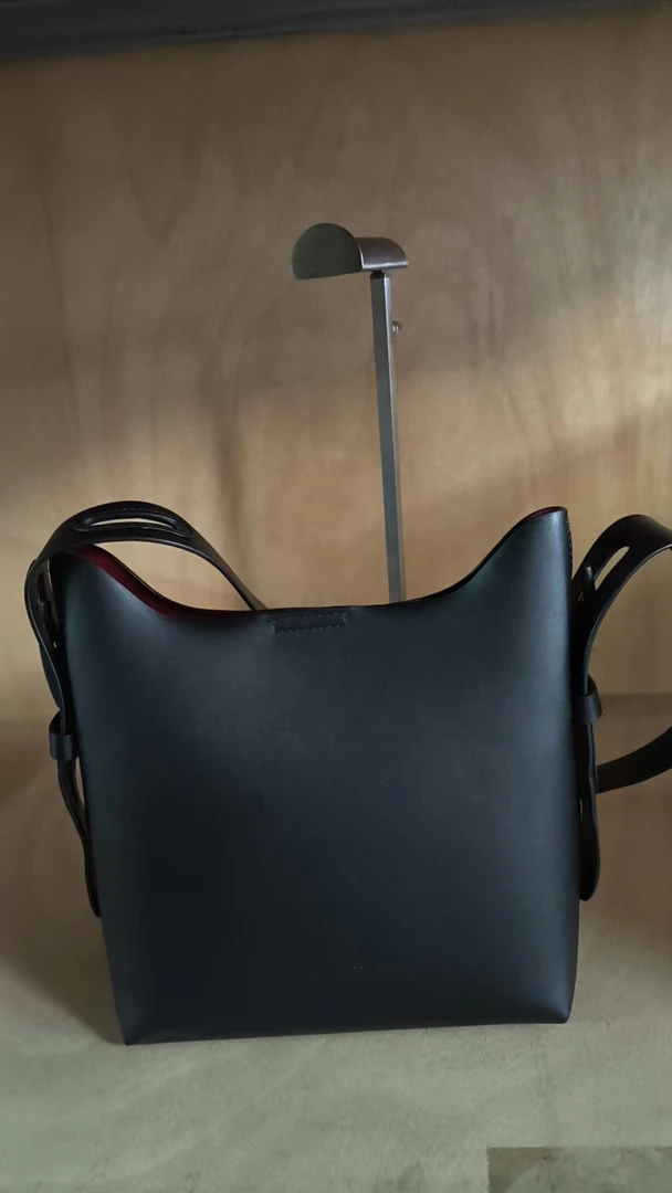 OMI/欧米防盗耐磨防刮防脏简约风单肩包皮带装饰车缝线欧美风