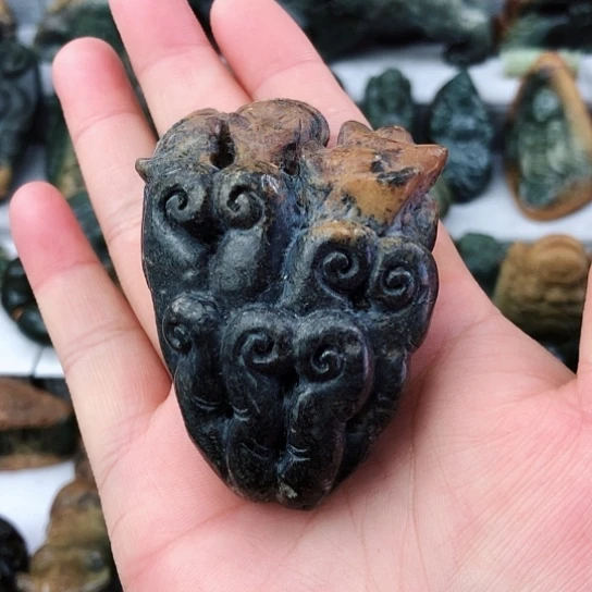 未镶嵌岫岩河磨玉（透闪石质玉）把件