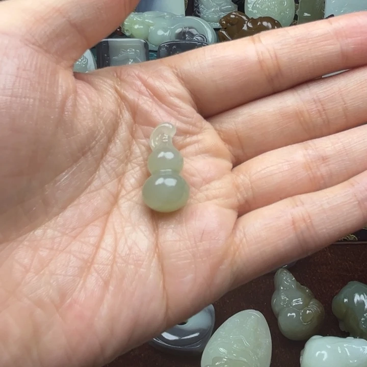 瑞***年和田玉未镶嵌颈饰