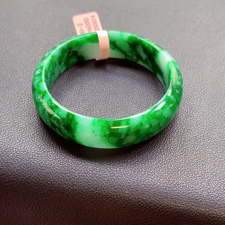 青***牛翡翠手镯未镶嵌翡翠