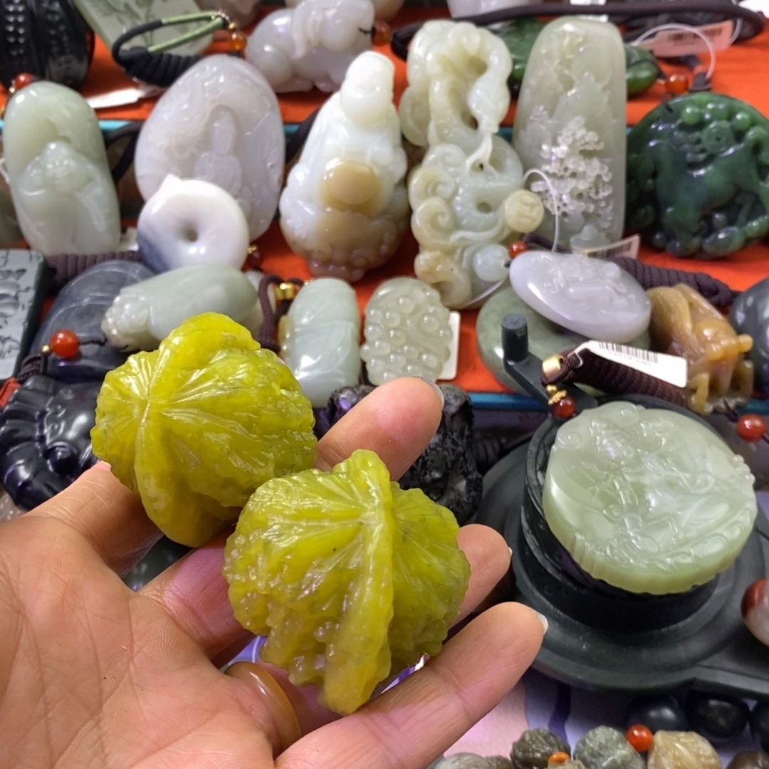 在***间和田玉未镶嵌颈饰