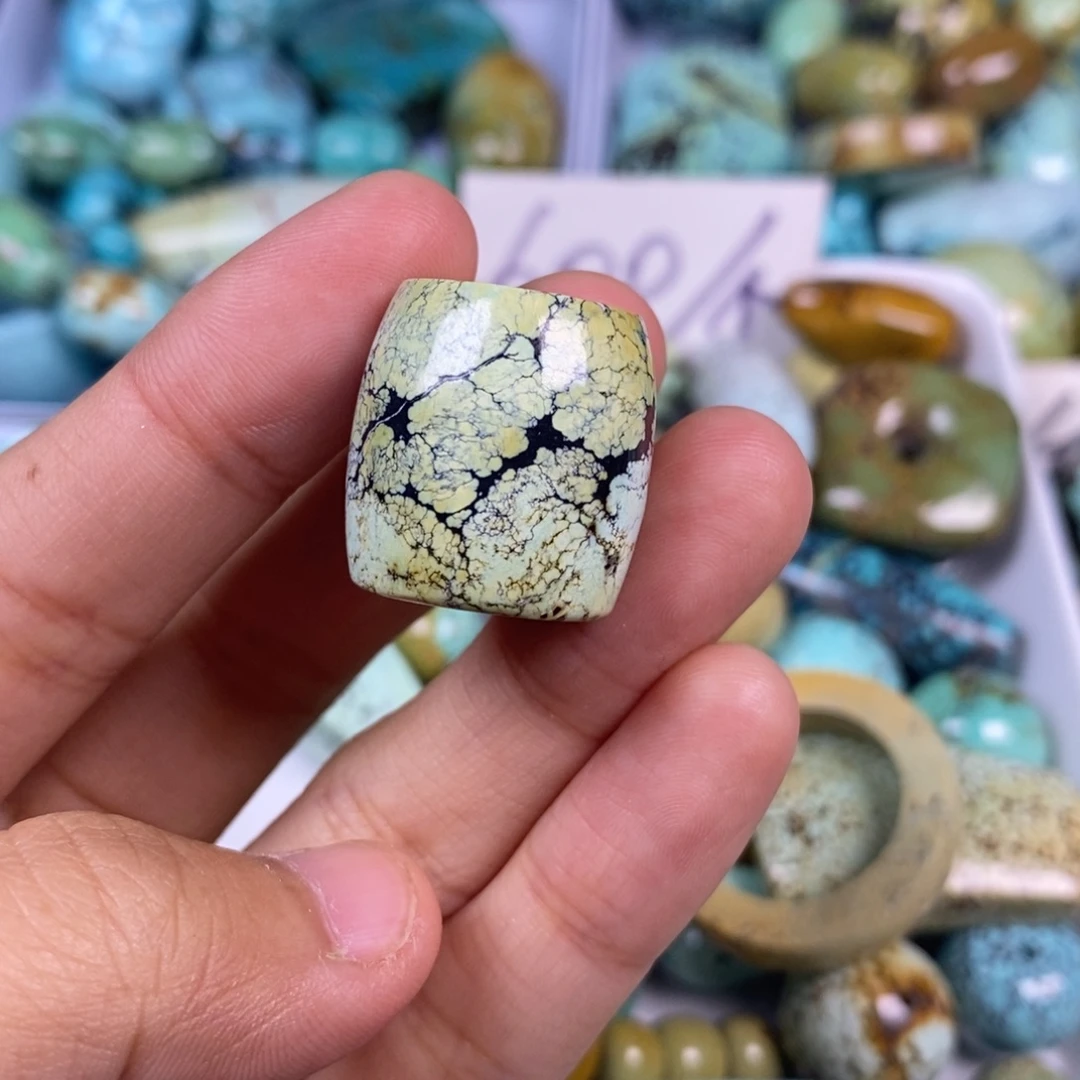 绿松石未镶嵌颈饰