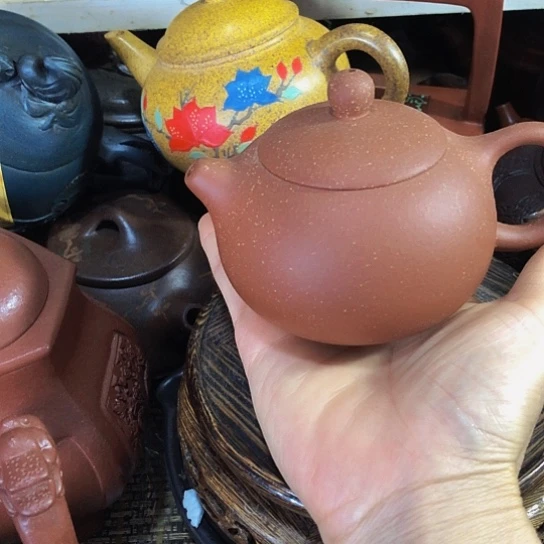 茶壶紫砂原矿泥料。手工制作的紫砂壶