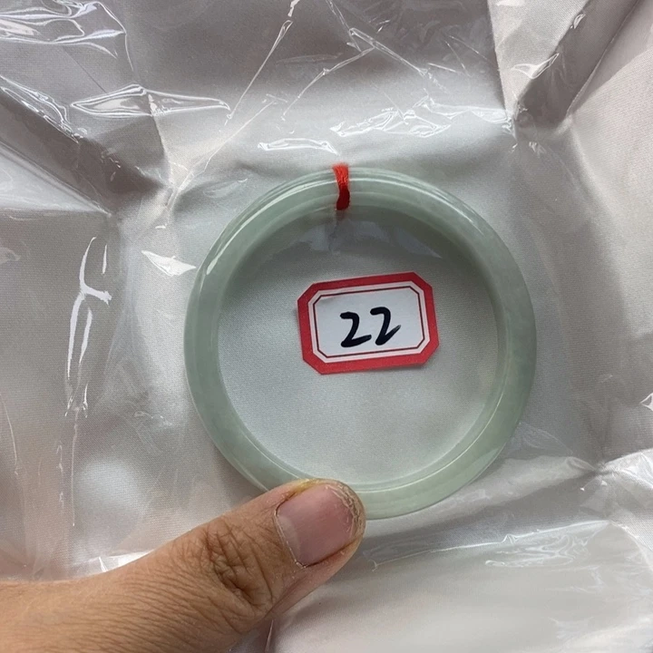 翡翠手镯未镶嵌?**翡翠