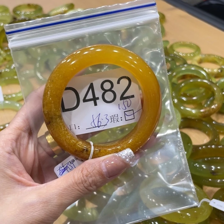 未镶嵌蛇纹石玉手镯猫*。