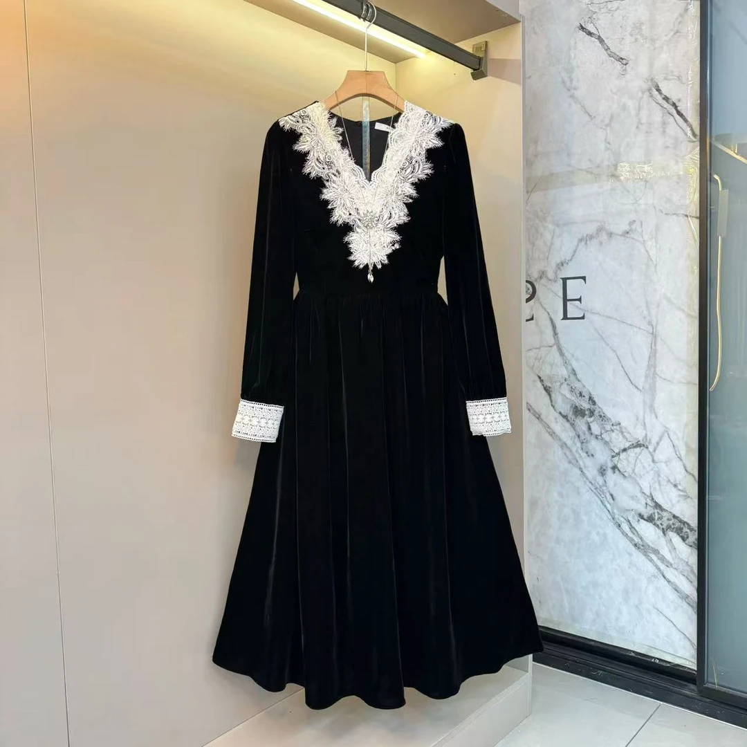 新款秋冬2025V领镂空设计感收腰洋气胖mm显瘦打底裙时尚连衣裙