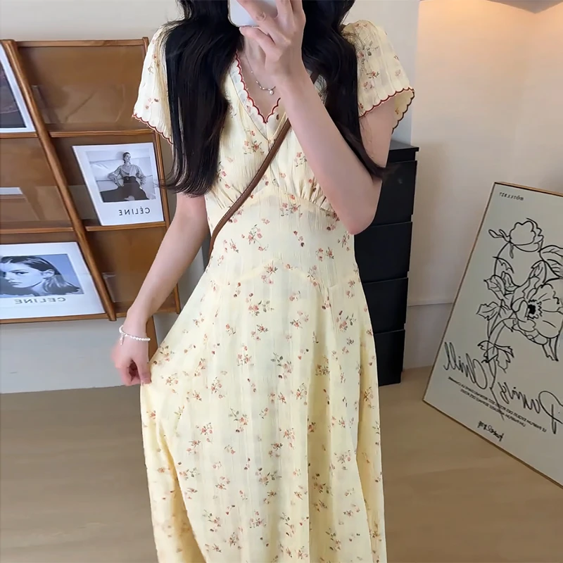 法式茶歇高级感气质V领短袖连衣裙女夏季收腰显瘦碎花连衣长裙子