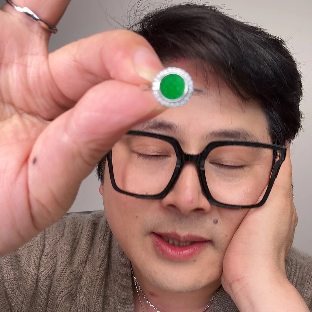 翡翠未镶嵌颈饰一件
