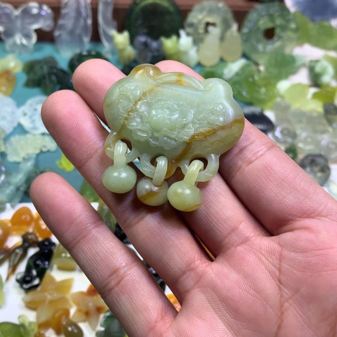 岫玉颈饰未镶嵌锁