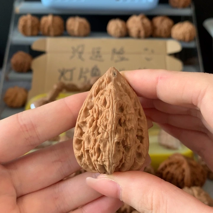 鸿***吊坠文玩核桃异形单只，有瑕疵