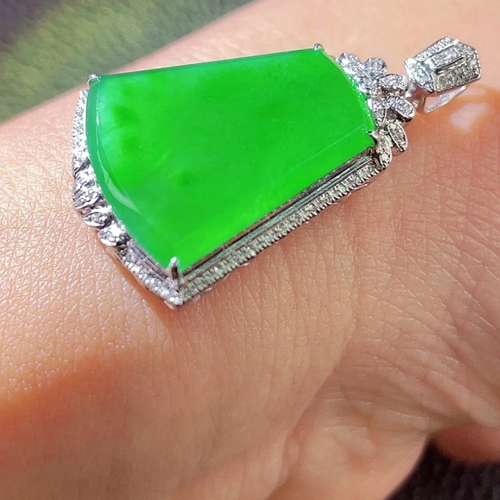 翡翠18K金镶嵌颈饰翡翠