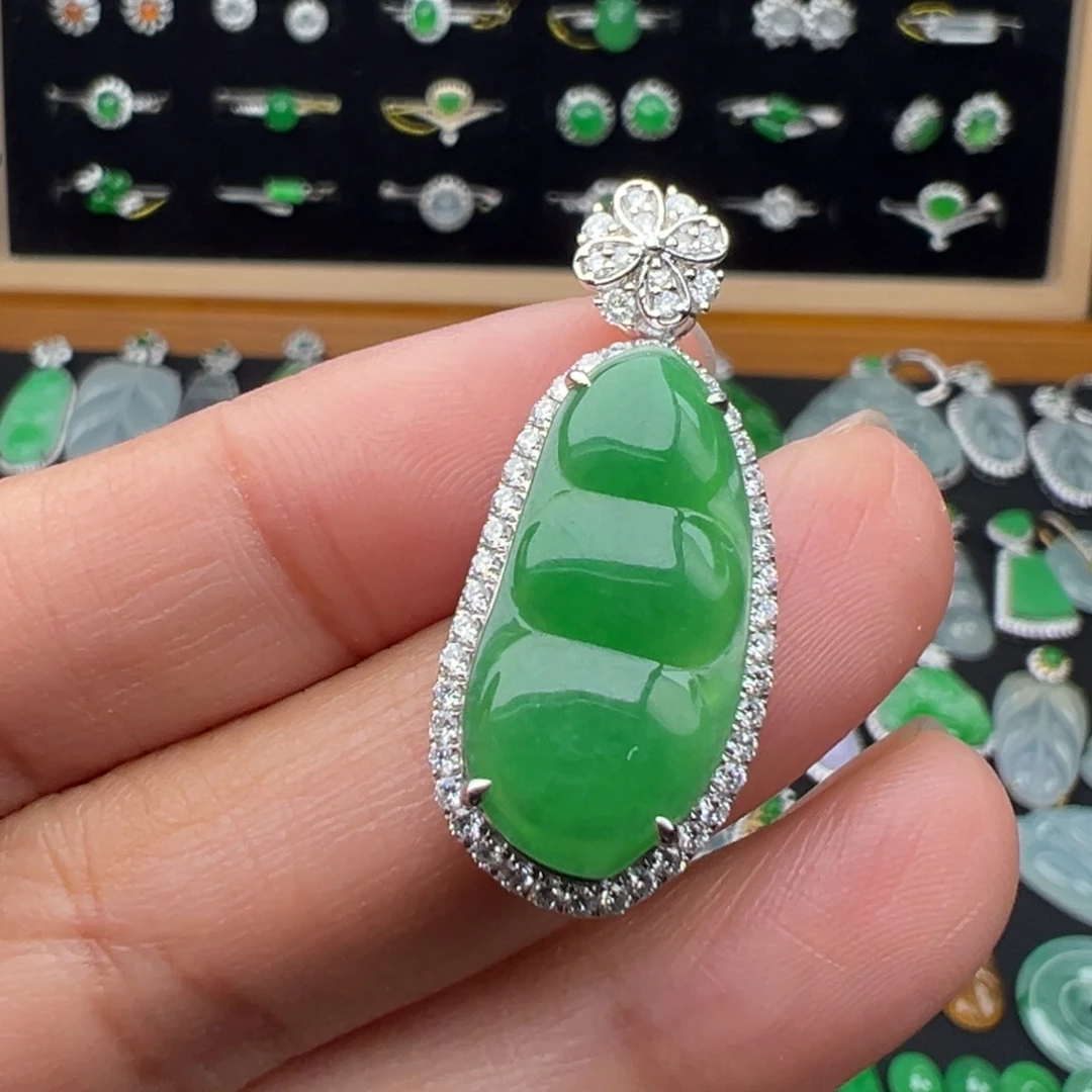 翡翠18K金镶嵌颈饰豆