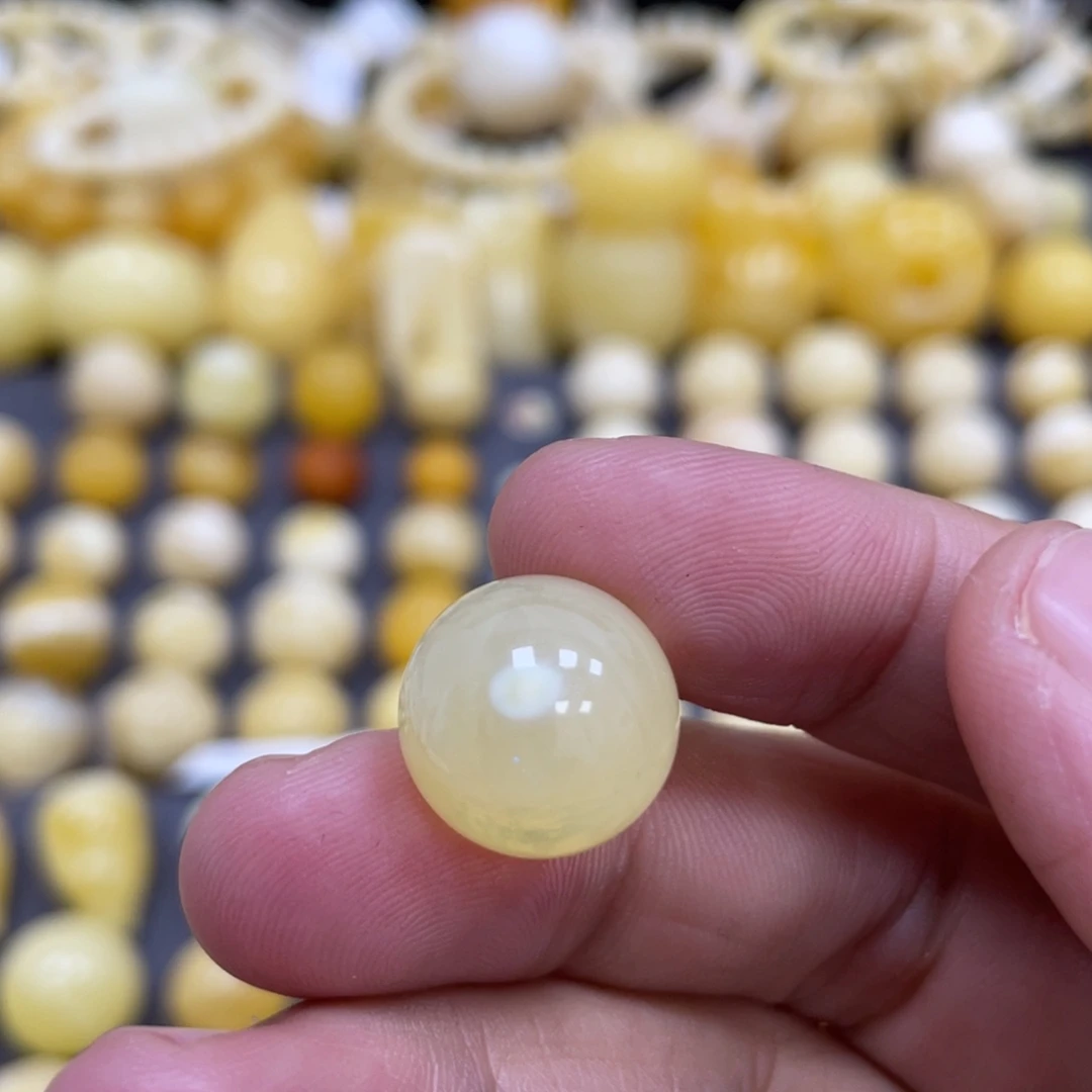 琥珀未镶嵌裸石14.4mm瑕 荧光