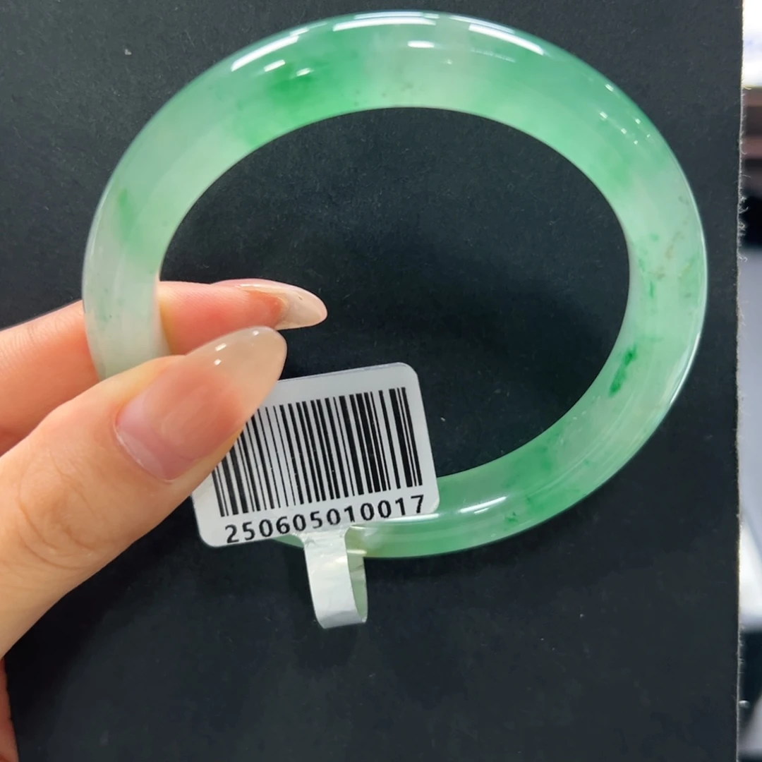 雪****石英质玉（非洲翠）未镶嵌手镯