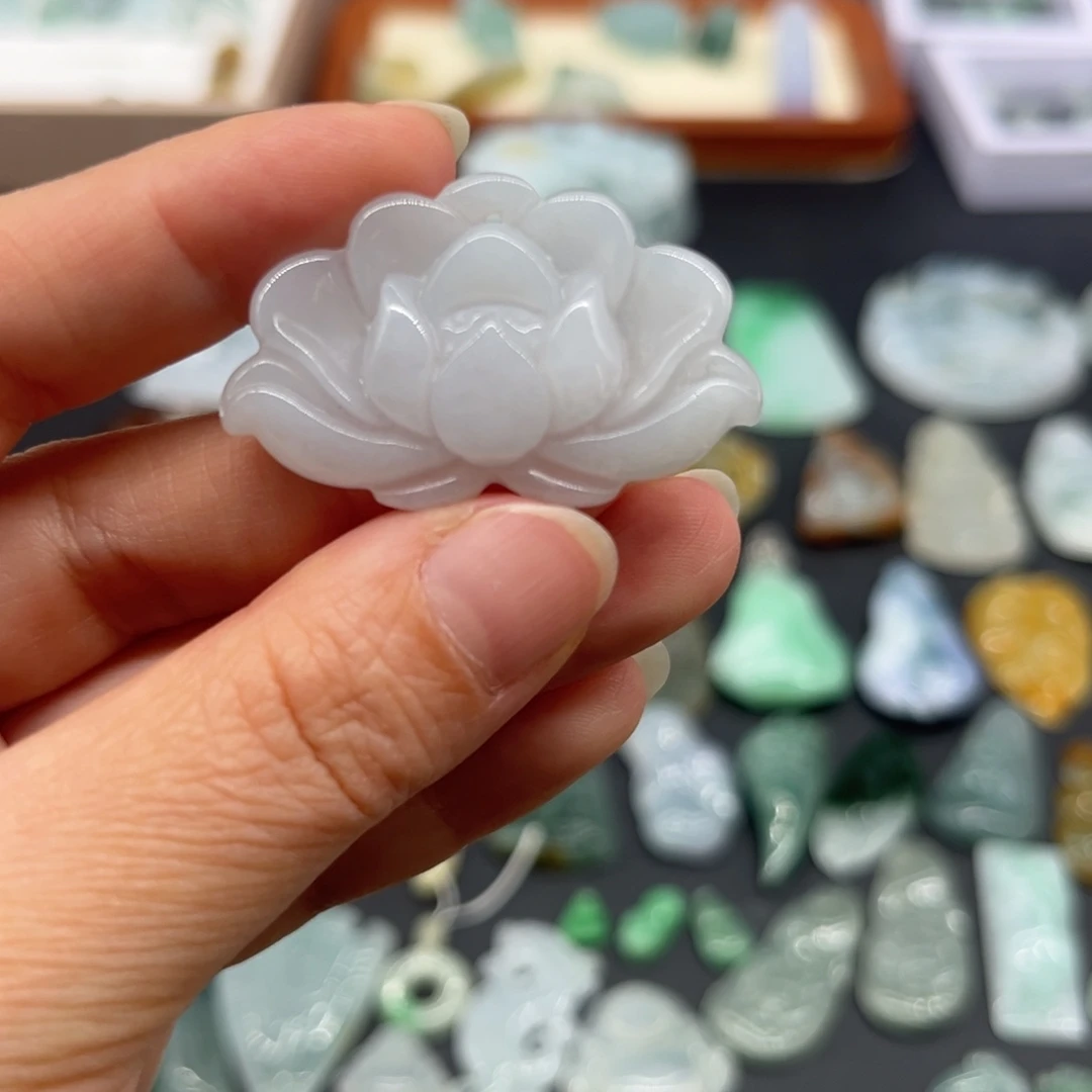 翡翠未镶嵌颈饰荷花