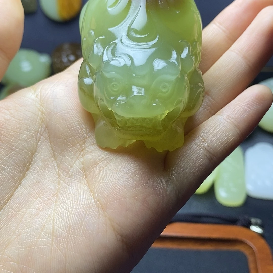巴***爷石英质玉未镶嵌颈饰貔貅摆件