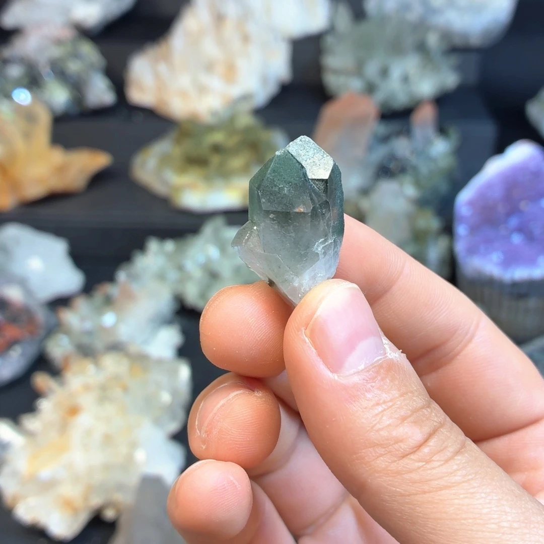 钢***吴石材超透绝美绿幽水晶