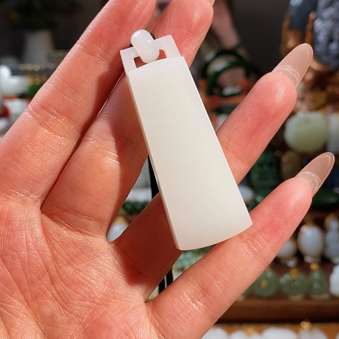 韦***柳和田玉未镶嵌颈饰