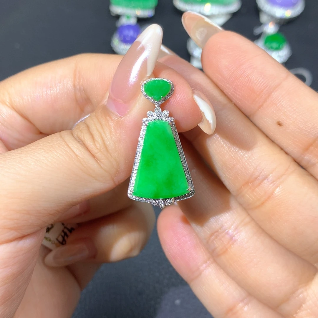 翡翠18K金镶嵌颈饰小***?翡翠