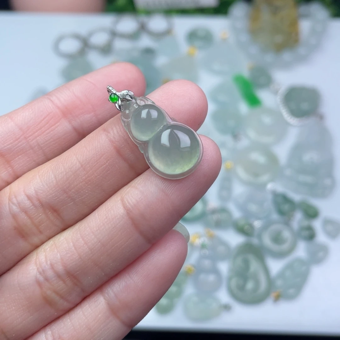 翡翠18K金镶嵌颈饰