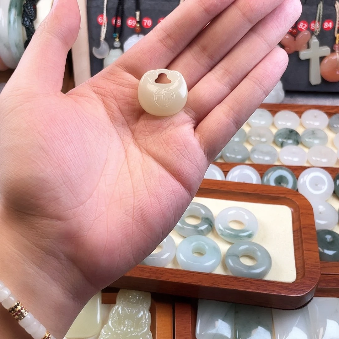 石英质玉未镶嵌颈饰