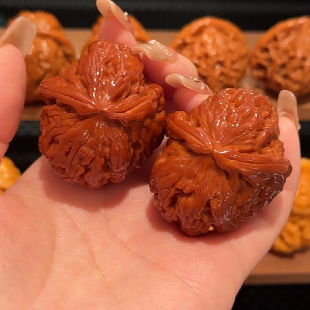 桃核吊坠玉化白狮子半壁