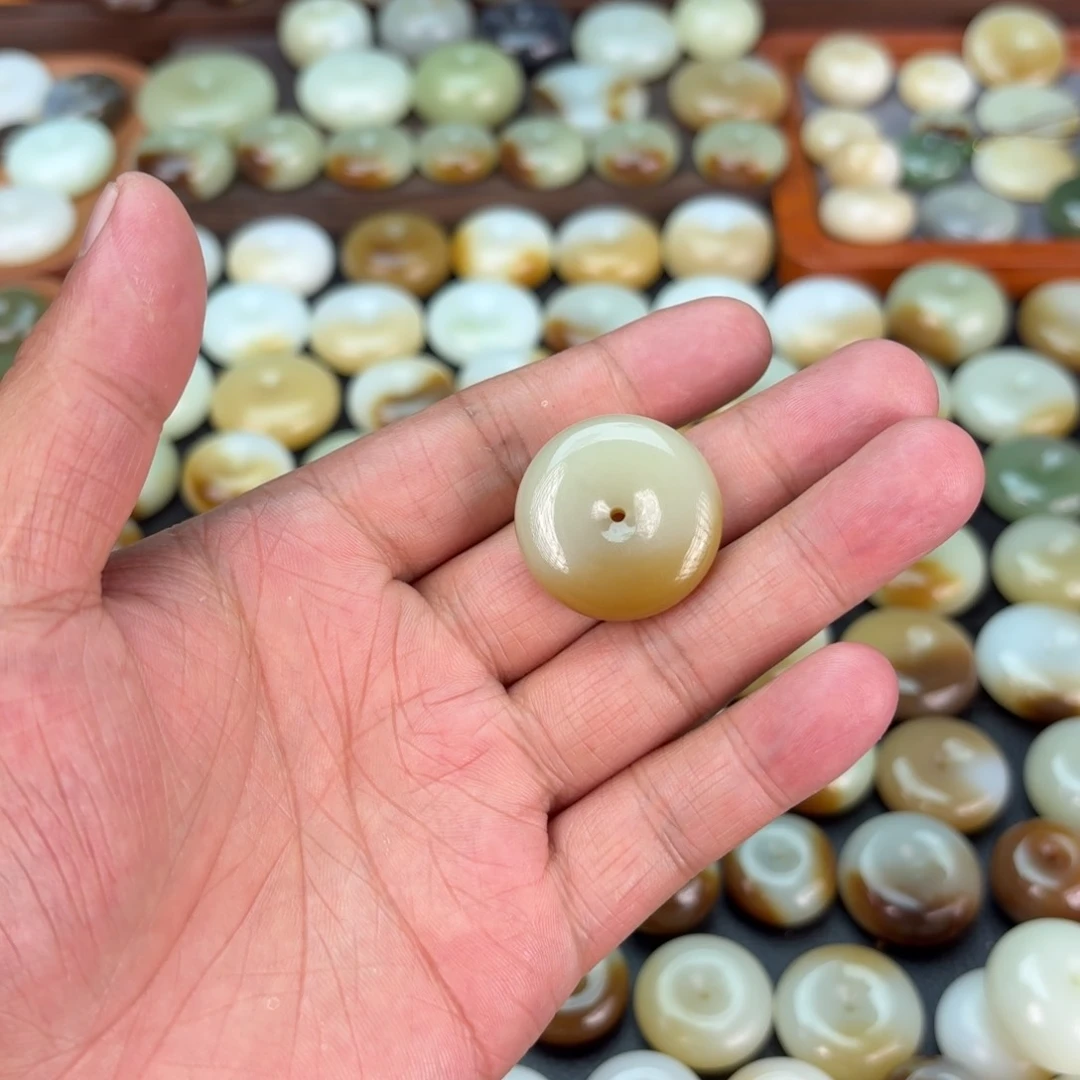 L***n和田玉未镶嵌颈饰