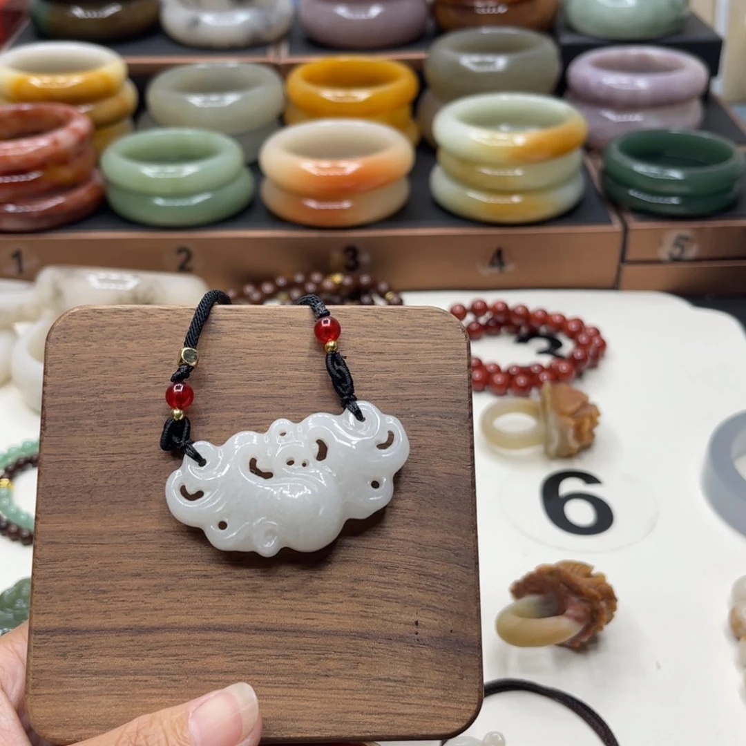 未镶嵌石英岩玉珠宝奇石