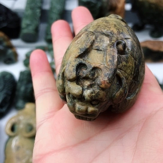 未镶嵌岫岩河磨玉（透闪石质玉）把件