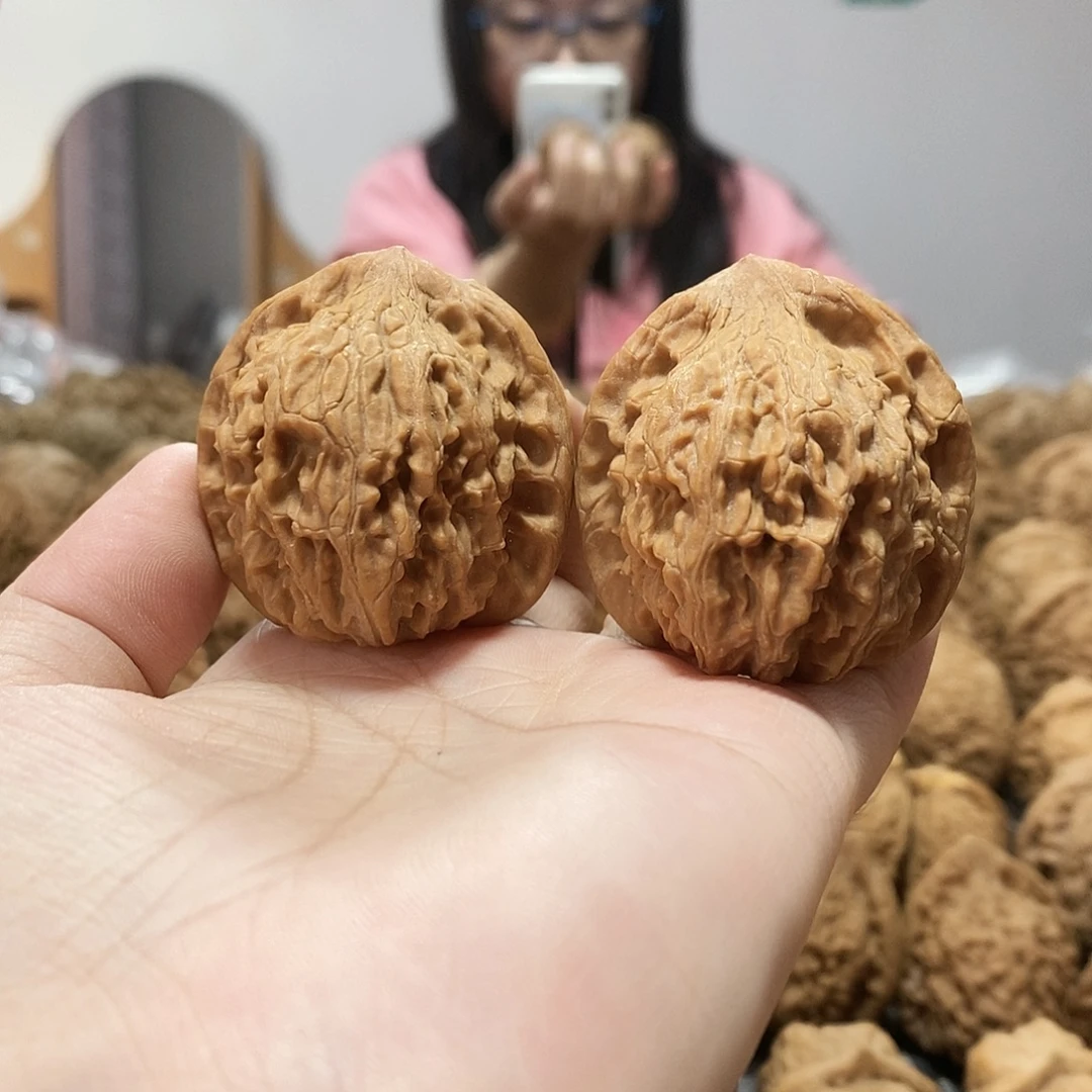 文玩核桃吊坠红狮子40