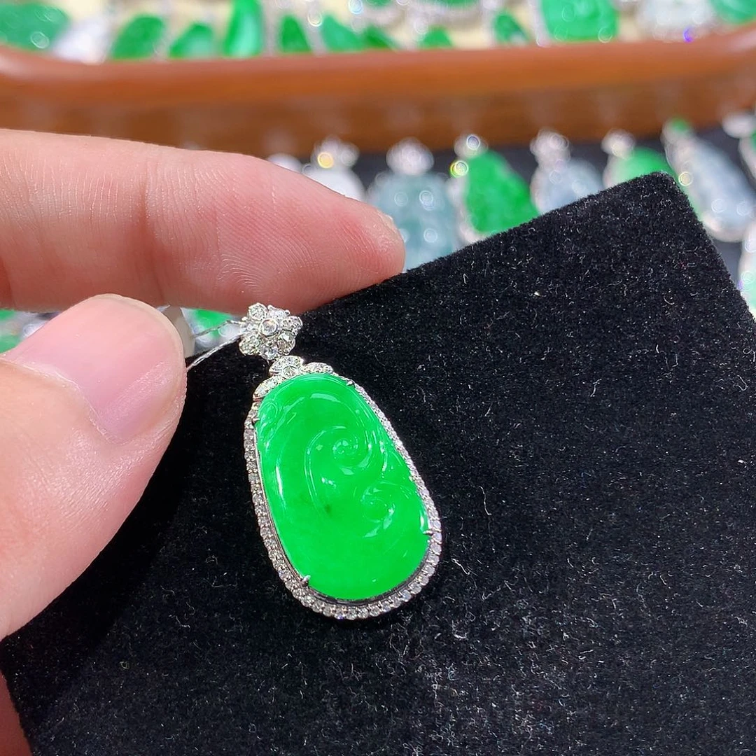 翡翠18K金镶嵌颈饰