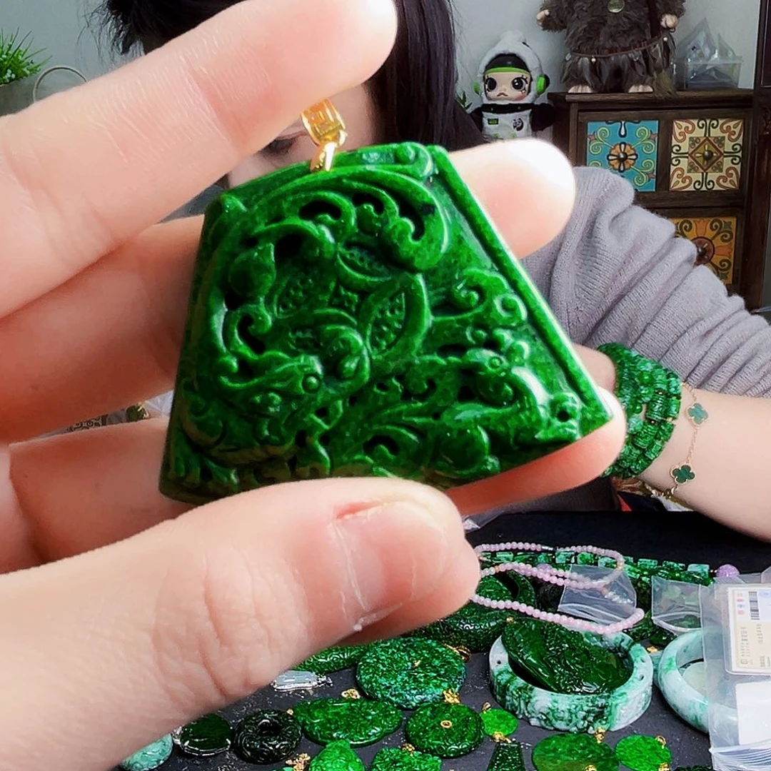 颈饰18K金镶嵌翡翠多样性