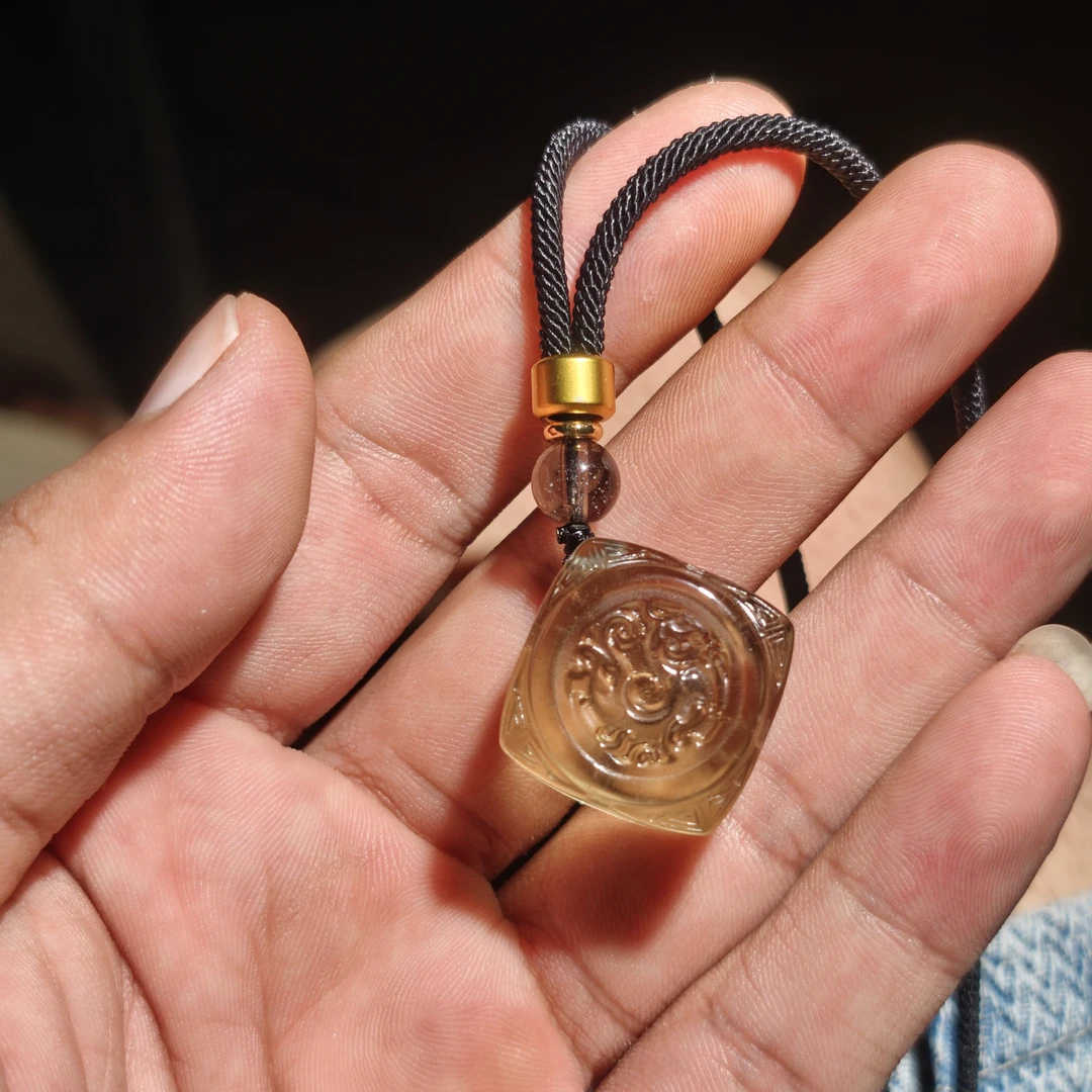 非金属玻璃吊坠 天然利比亚玻璃陨 龙纹印章吊坠尺寸长宽20.6mm