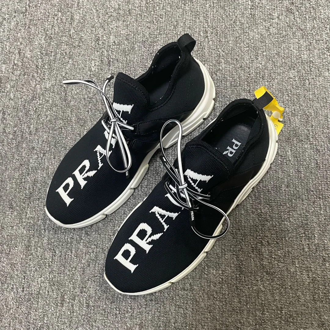 95新 Prada/普拉达 低帮运动休闲鞋  36码/8139
