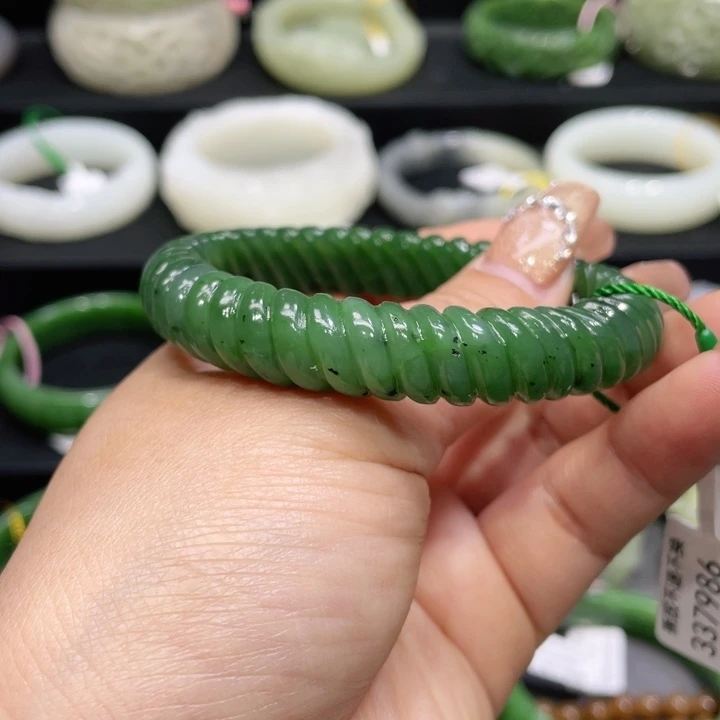 和田玉手镯57圈口。编号59未镶嵌