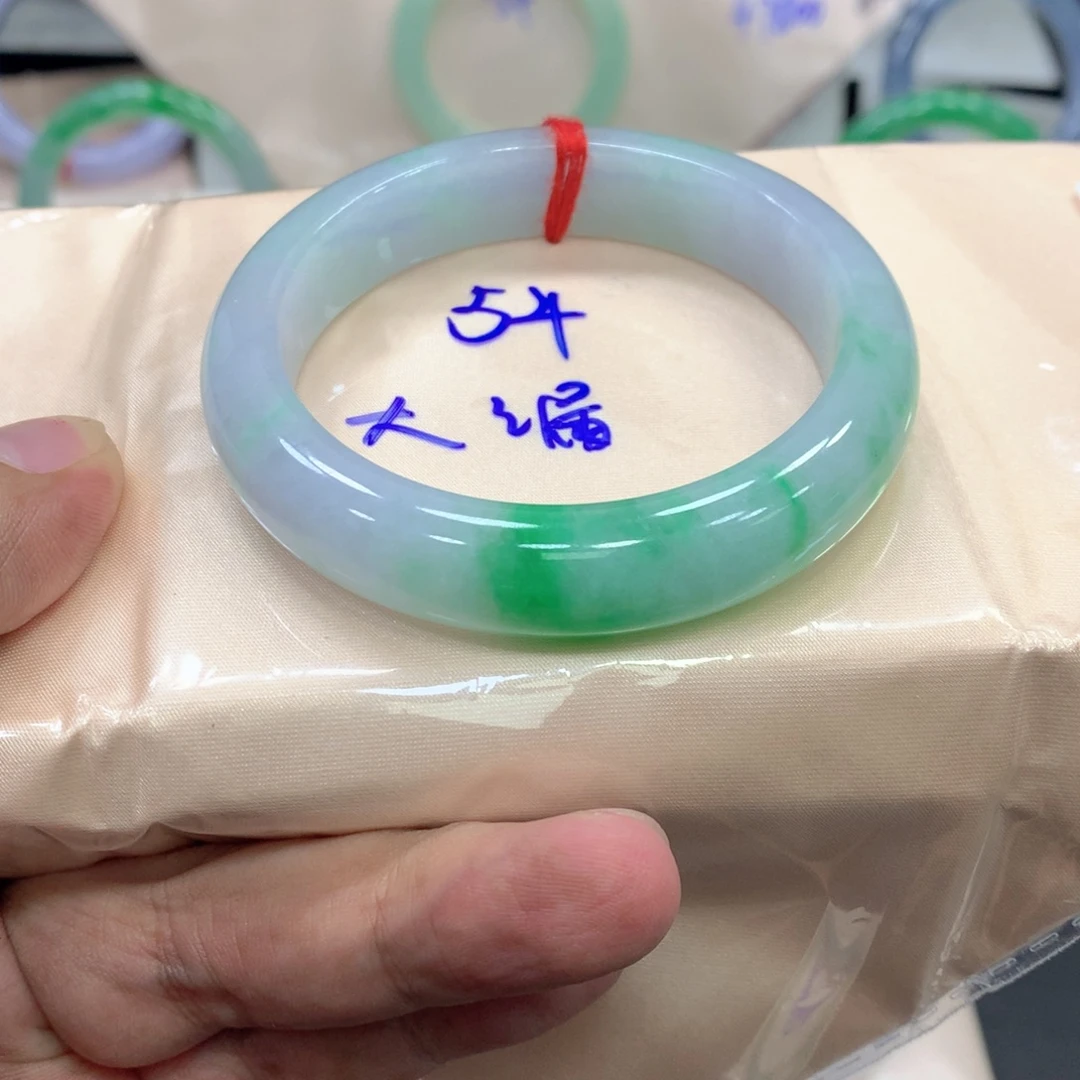 翡翠手镯未镶嵌翡翠