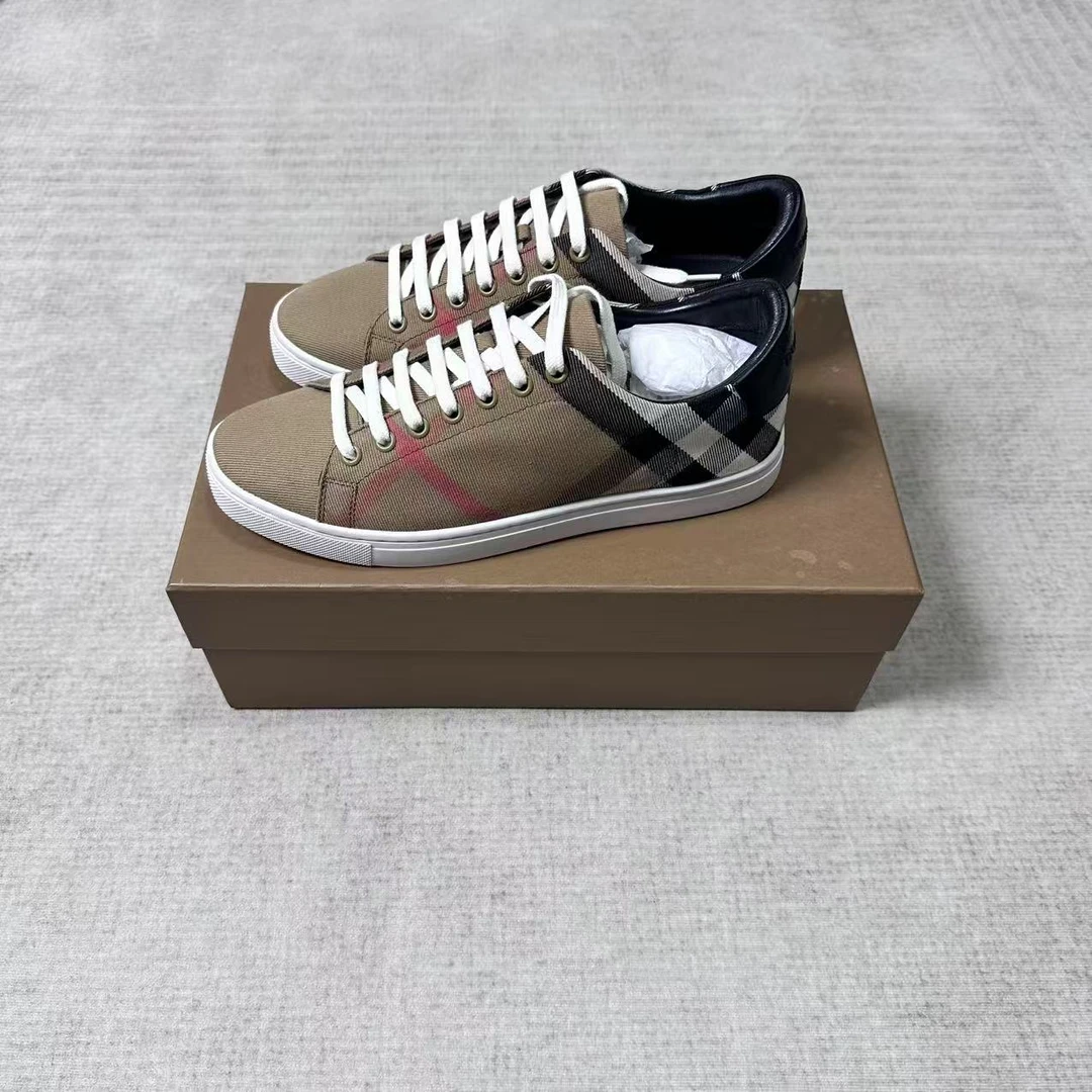 未使用 BURBERRY/博柏利 经典格纹休闲鞋/40码44860