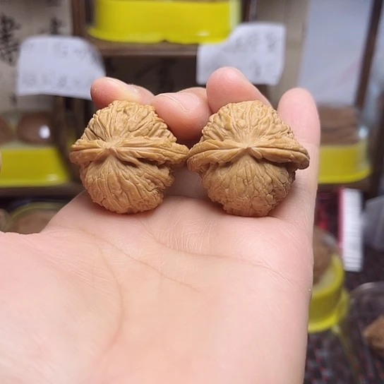 文玩核桃吊坠白狮