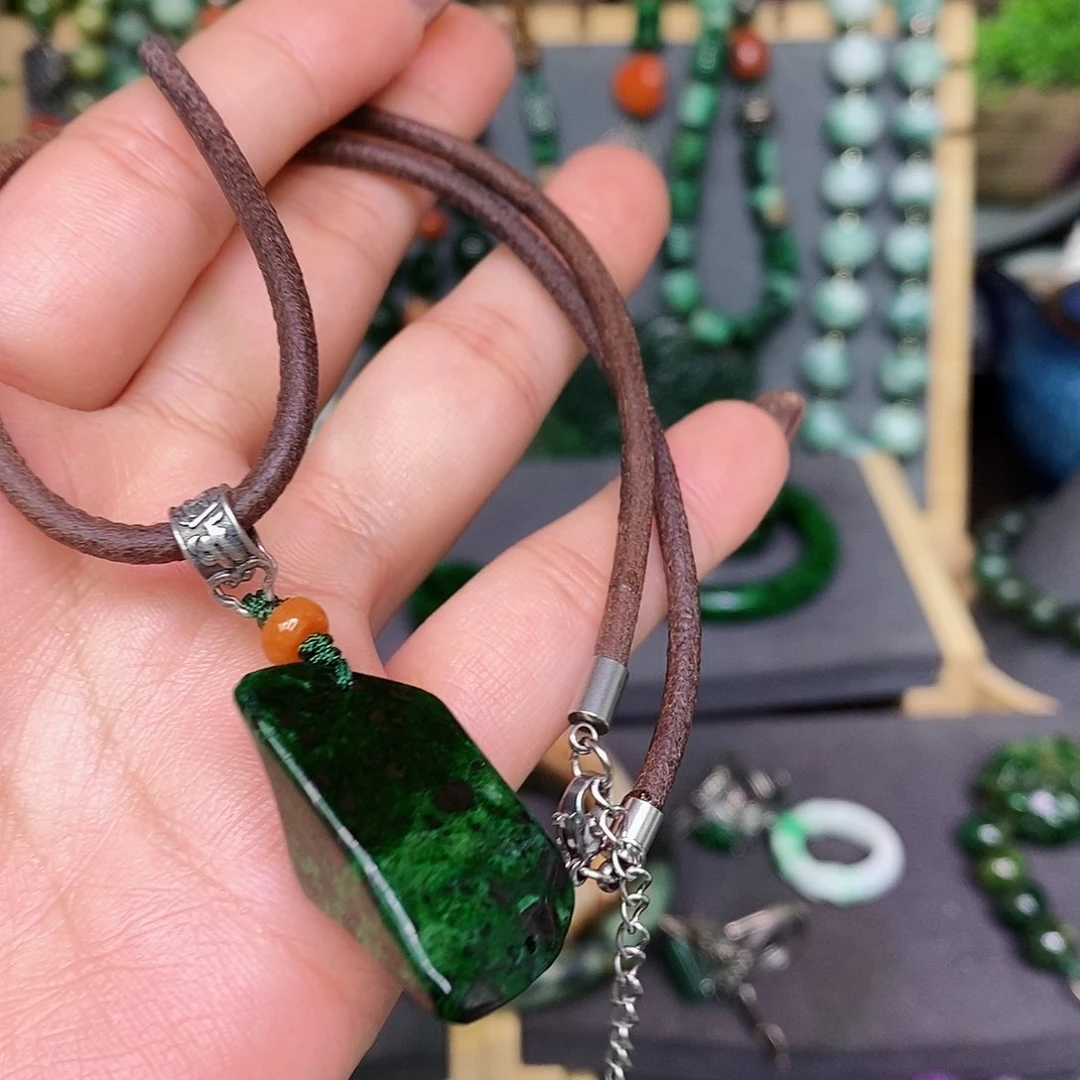 翡翠颈饰未镶嵌漂亮美眉