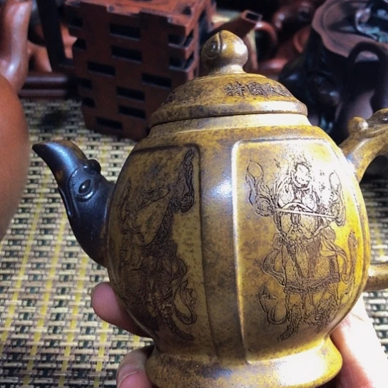 紫砂茶壶原矿泥料手工制作紫砂壶。